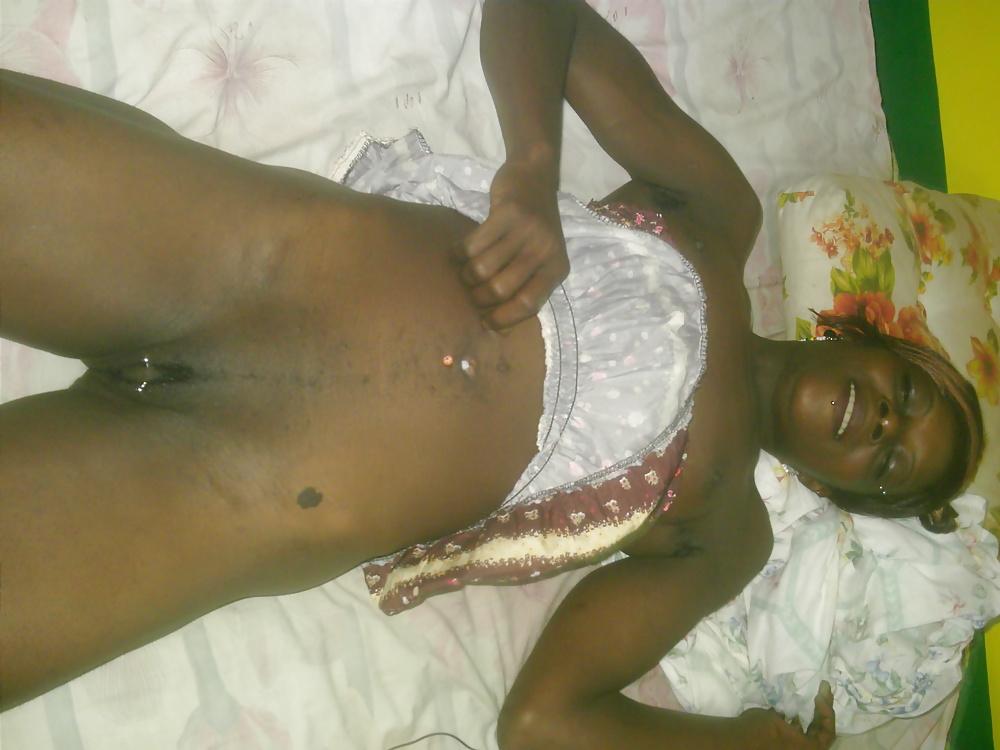 6P Pierced African Milf Showing her Pussy