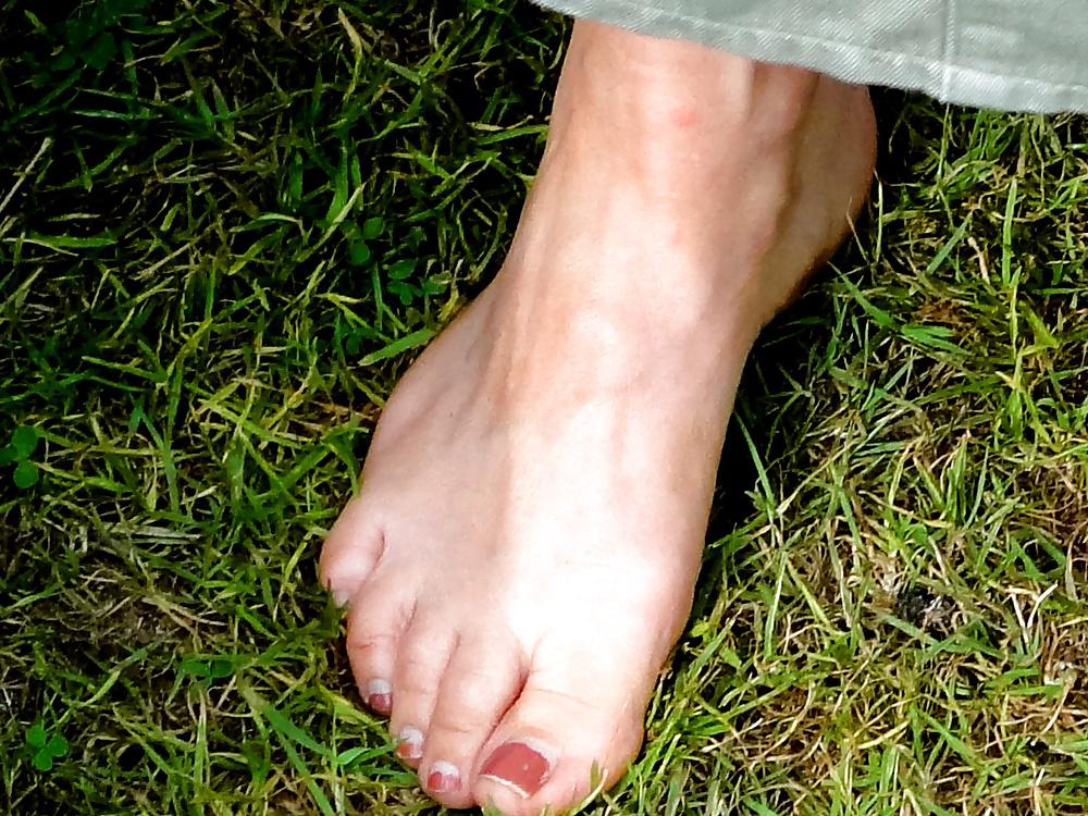 19P HIDDEN FEET n TOES of a MILF (aged 35)