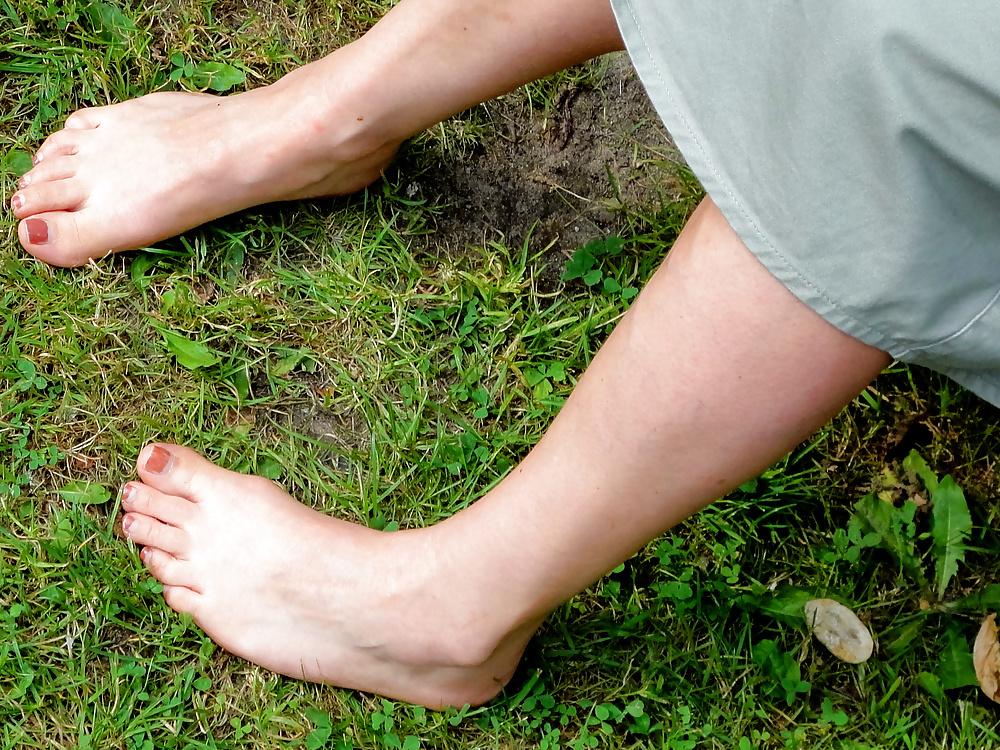 19P HIDDEN FEET n TOES of a MILF (aged 35)