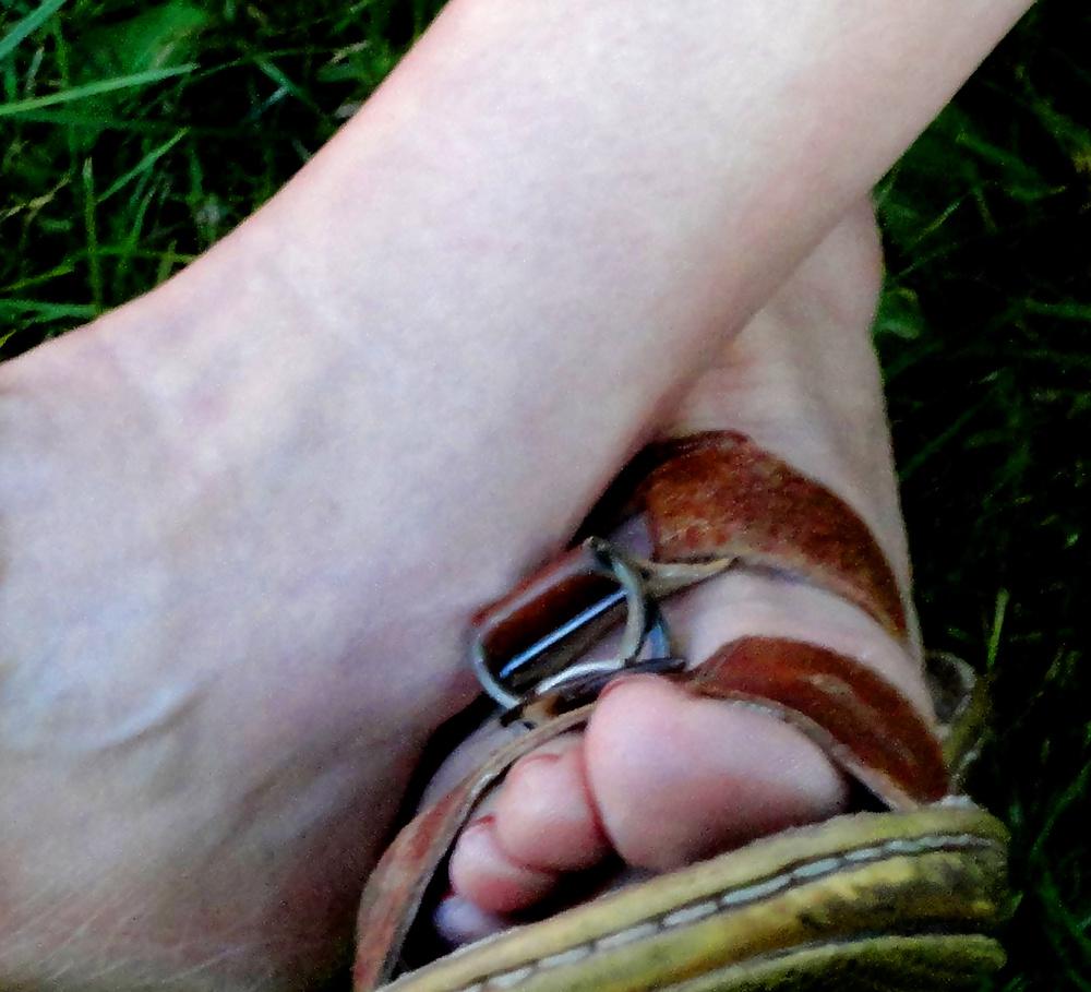 19P HIDDEN FEET n TOES of a MILF (aged 35)