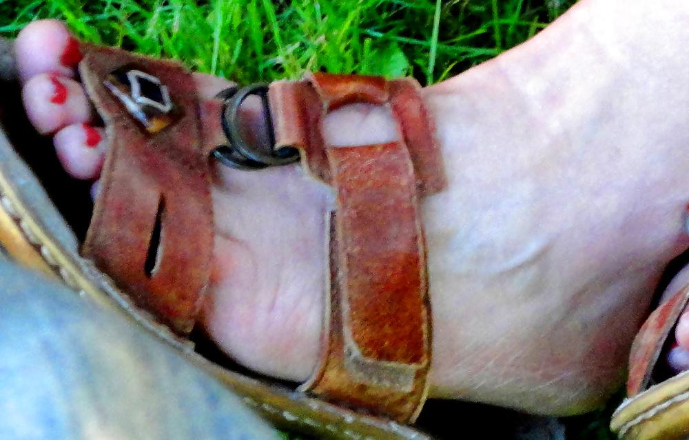 19P HIDDEN FEET n TOES of a MILF (aged 35)