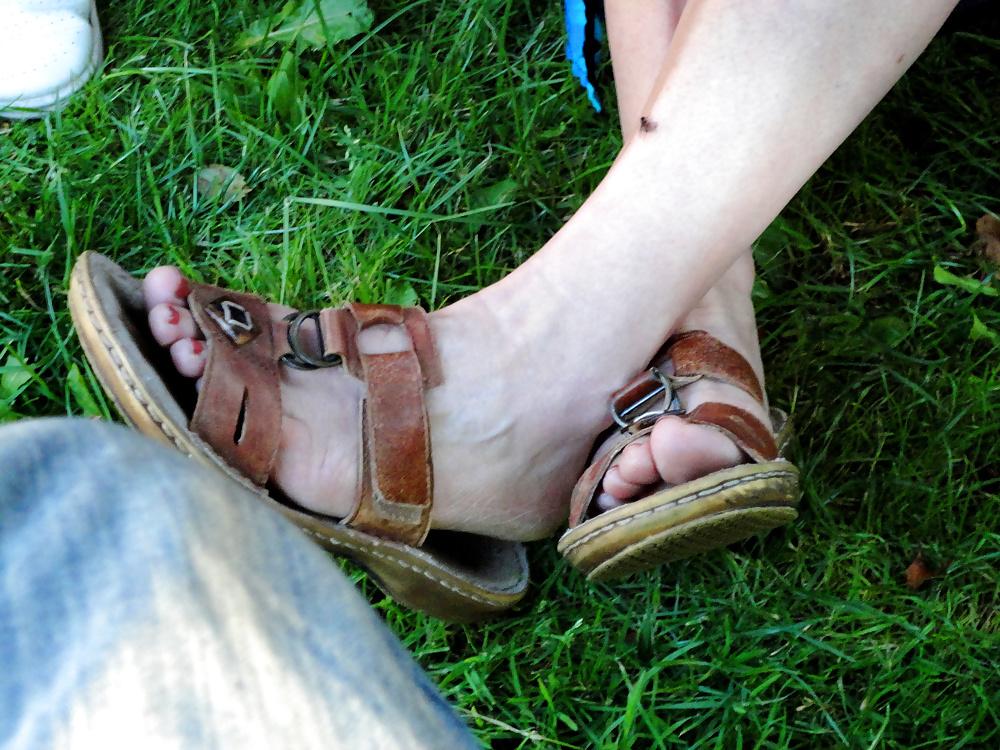 19P HIDDEN FEET n TOES of a MILF (aged 35)