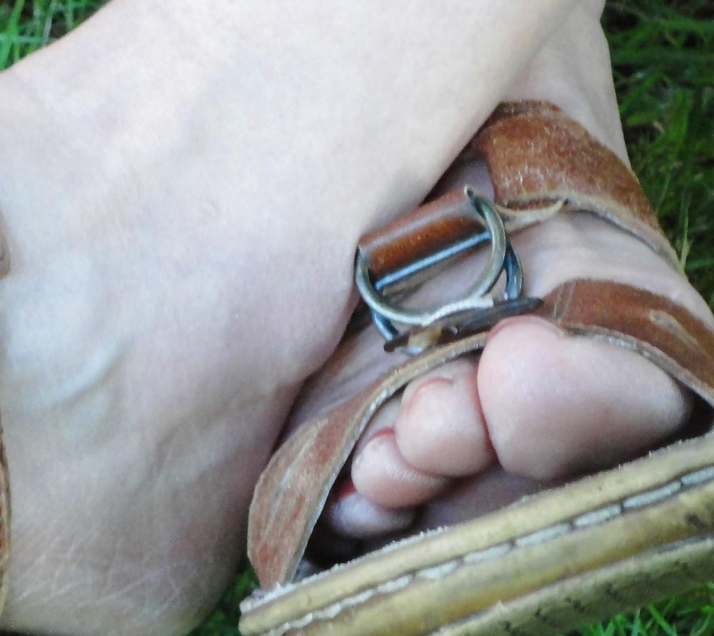 19P HIDDEN FEET n TOES of a MILF (aged 35)