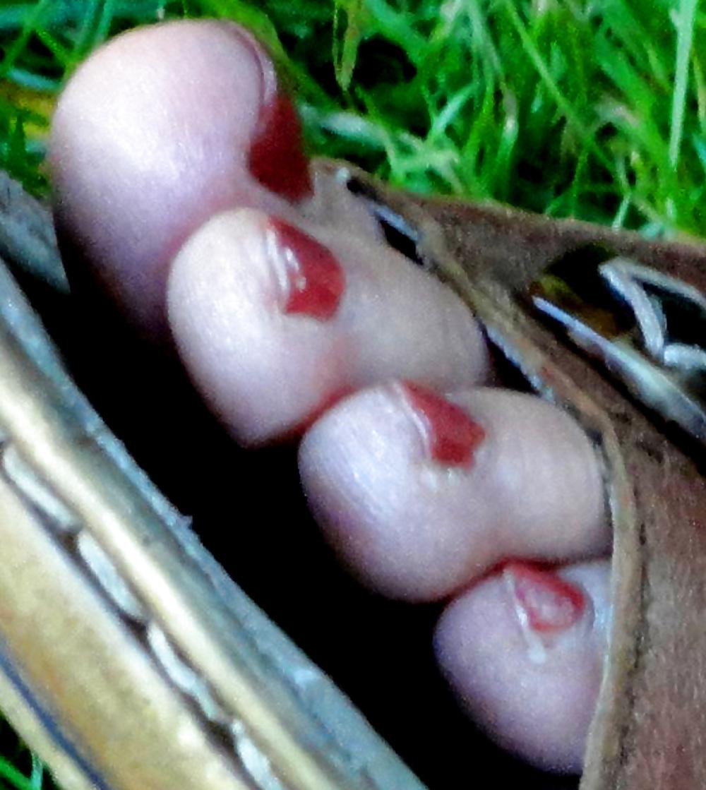 19P HIDDEN FEET n TOES of a MILF (aged 35)