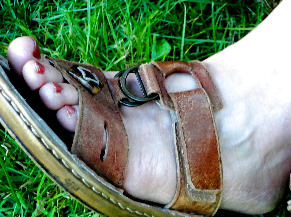 19P HIDDEN FEET n TOES of a MILF (aged 35)