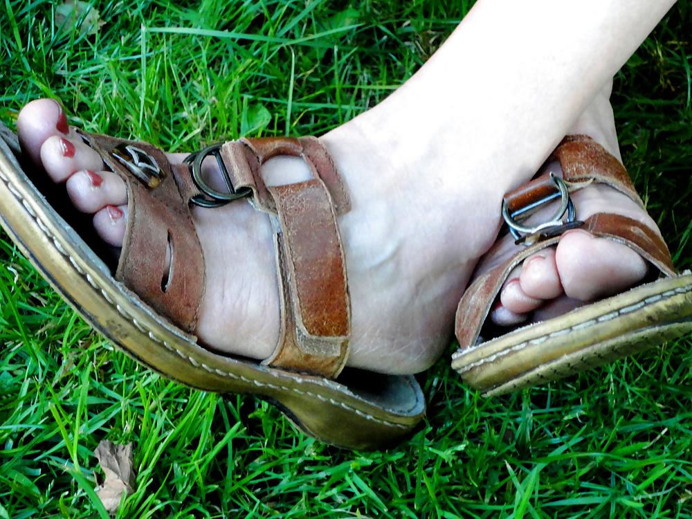 19P HIDDEN FEET n TOES of a MILF (aged 35)