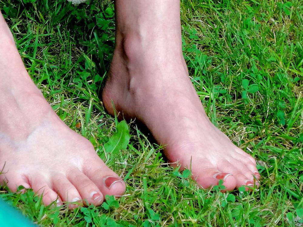 19P HIDDEN FEET n TOES of a MILF (aged 35)