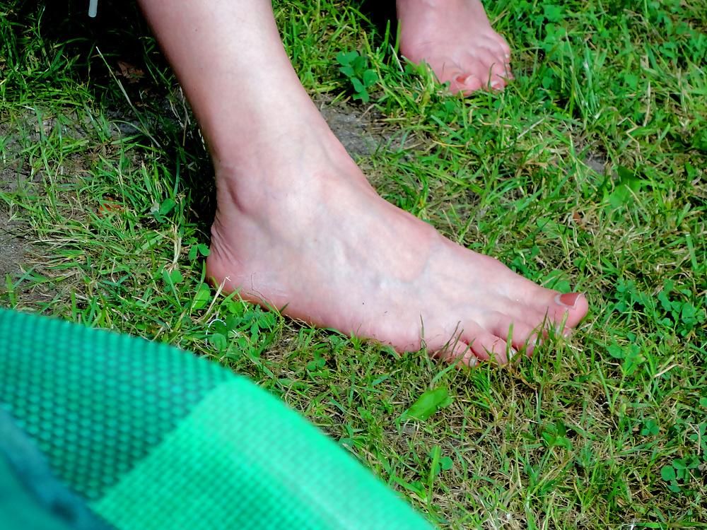 19P HIDDEN FEET n TOES of a MILF (aged 35)