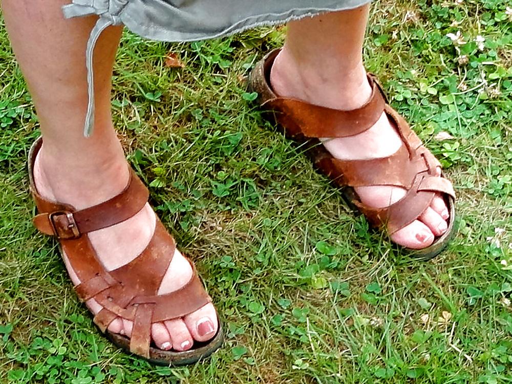 19P HIDDEN FEET n TOES of a MILF (aged 35)