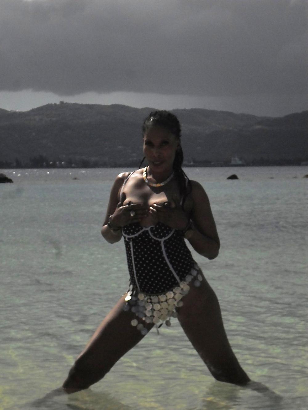 23P Sexy Mature, Shaved Kenyan African Pussy