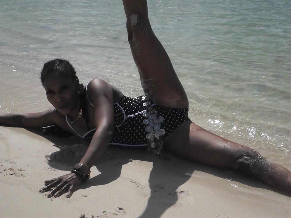 23P Sexy Mature, Shaved Kenyan African Pussy