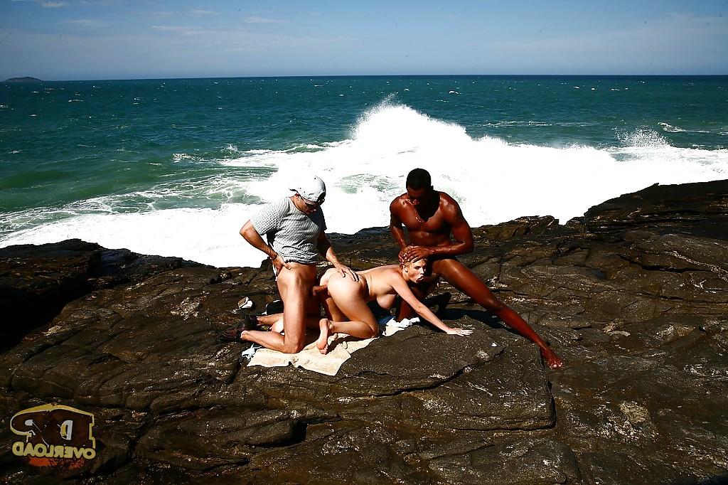 16P Outdoor threesome fuck with Tarra White and her black friend