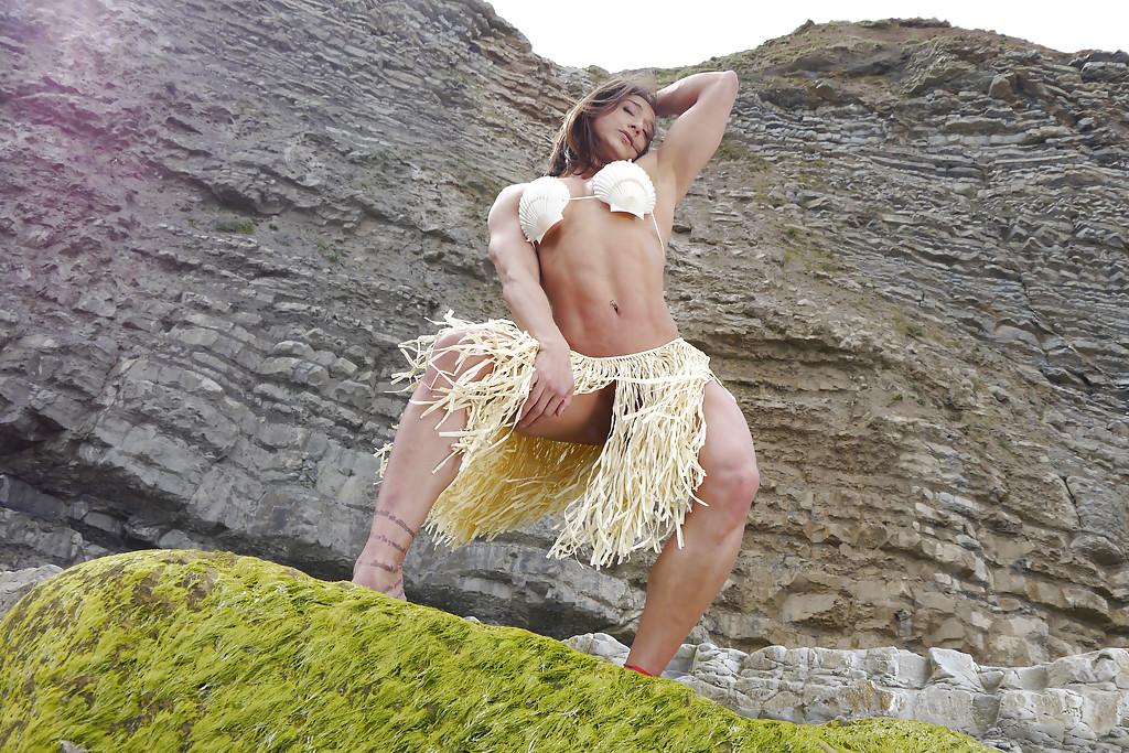 16P Beach babe Karyn flashing shaved pussy and bodybuilder physique outdoors