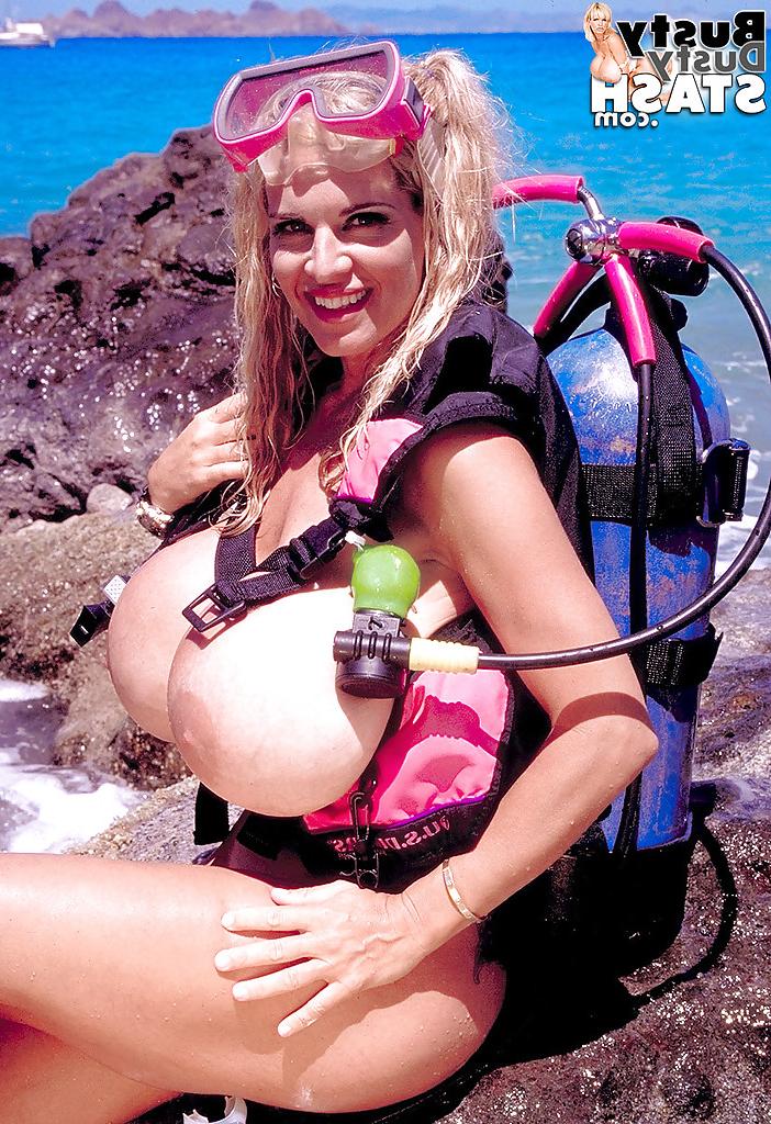 16P Chesty older blonde Busty Dusty spreading hairy twat outdoors on beach