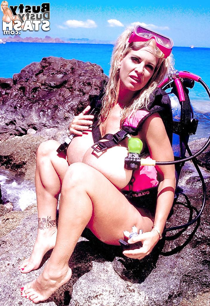 16P Chesty older blonde Busty Dusty spreading hairy twat outdoors on beach