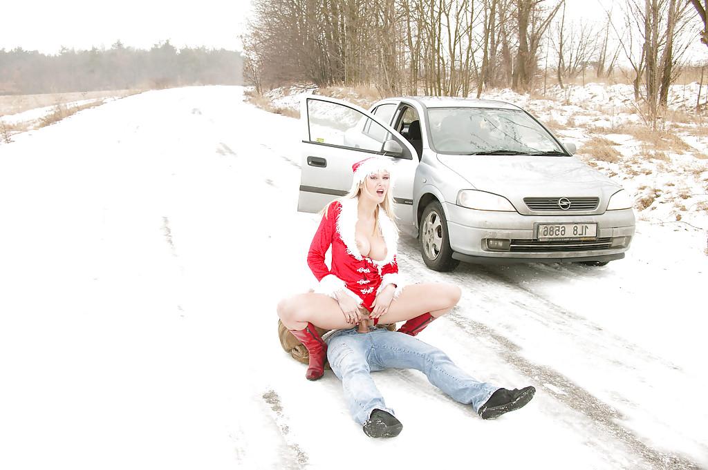 16P Blonde MILF in christmas outfit Jane Darling gets slammed outdoor