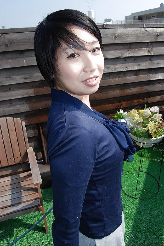 16P Outdoor posing session reveals hairy pussy of sexy Asian Kanako Kimura