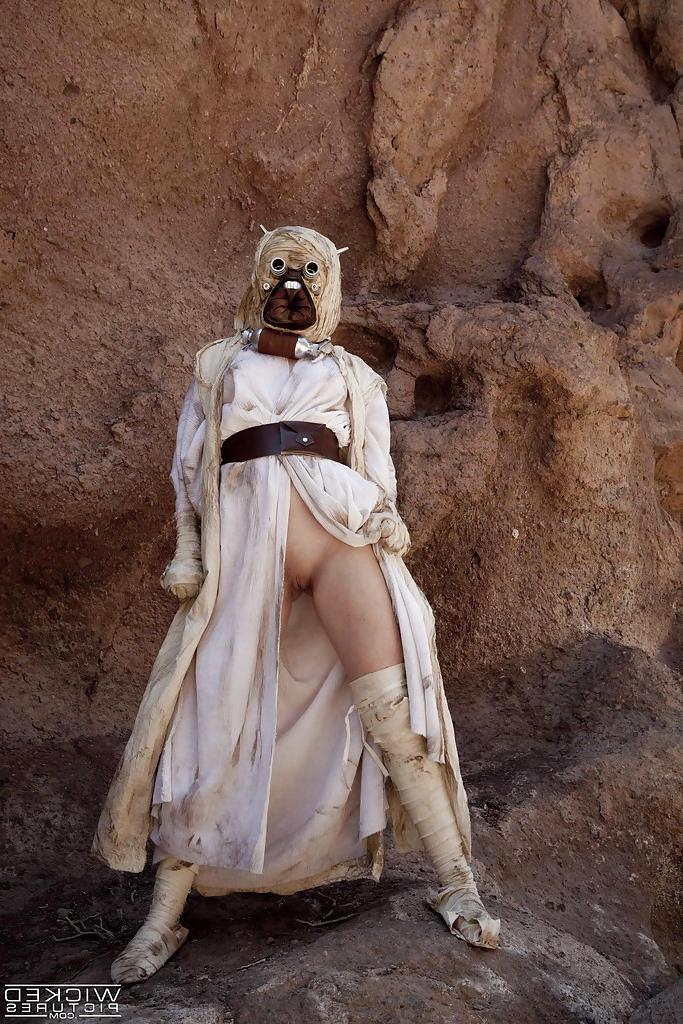 12P Cosplay pornstar Jennifer White spreading shaved babe pussy outdoors