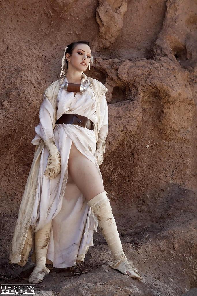 12P Cosplay pornstar Jennifer White spreading shaved babe pussy outdoors