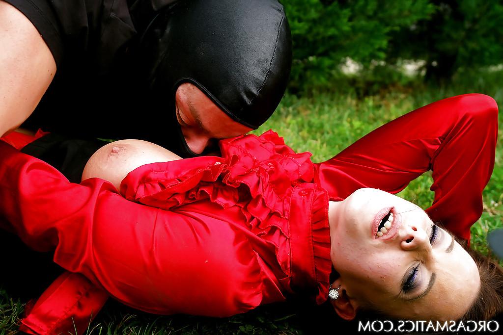 16P Hot gal gets skull fucked and has some vag vibing fun with masked lad outdoor