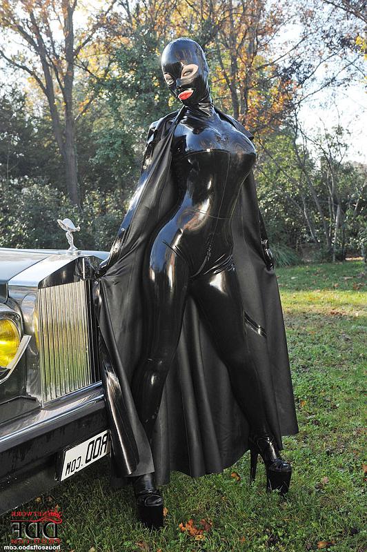 16P Fetish babe Lucy Latex posing and masturbating her cunt outdoor