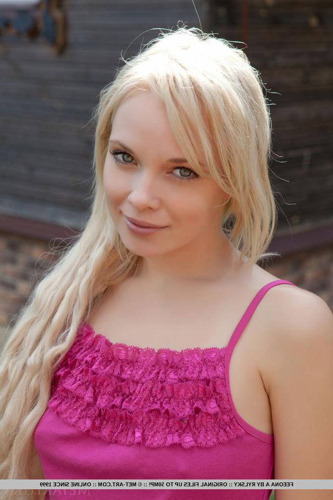18P Cute faced Feeona A spreads bare legs outdoors to show bald pussy close up