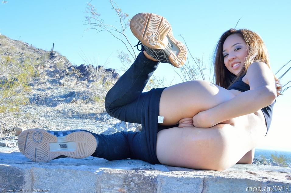 15P Flexible fitness girl in yoga pants spreading ass & fisting pussy outdoors