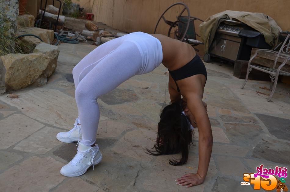 16P Flexible amateur Latina cutie Teanna Trump works out in yoga pants outdoors