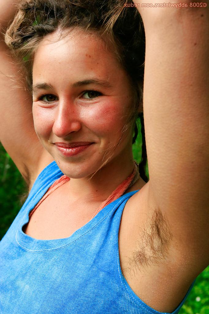16P Fully natural amateur teen Jilly showing off her wonderful ass outdoors