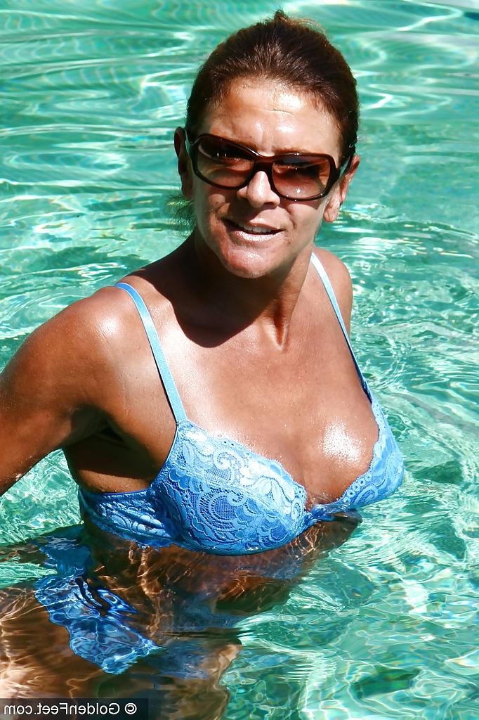 16P Older Euro model Lady Sarah and pierced pussy pose outdoors in sunglasses