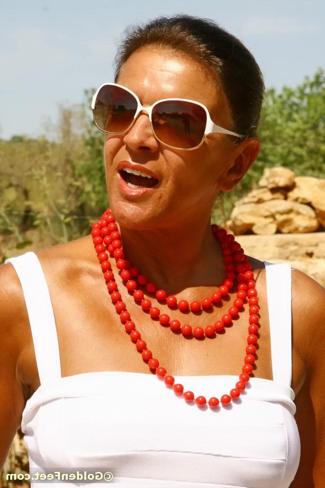 16P Aged UK dame Lady Sarah playing with small boobs outdoors in sunglasses