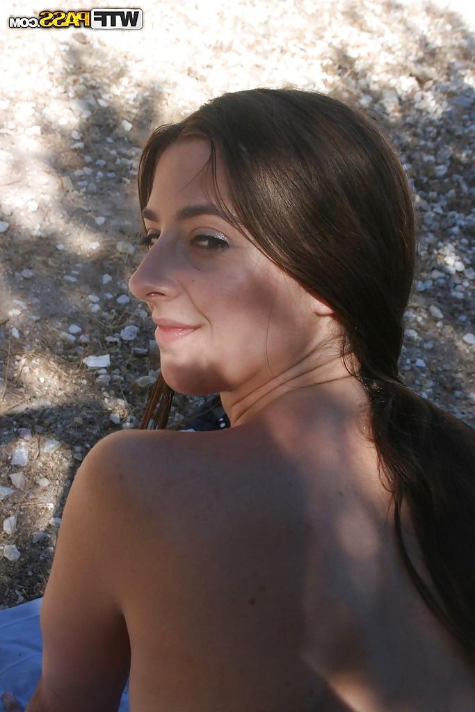 16P Amateur homemade porn action features hardcore fuck of hot babe outdoor