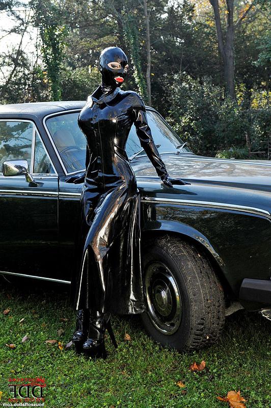 16P Latex adorned fetish babe Lucy Latex toying and masturbating outdoors