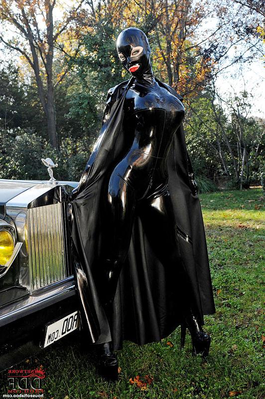 16P Latex adorned fetish babe Lucy Latex toying and masturbating outdoors