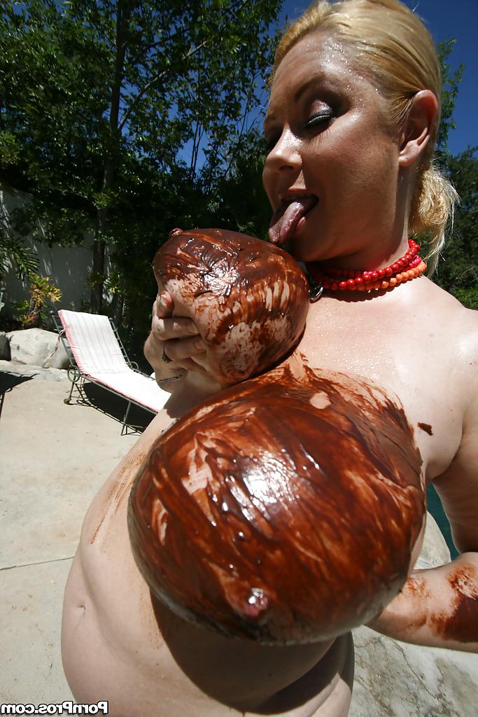 16P Busty mature babe Samantha 38G playing with her melons outdoor