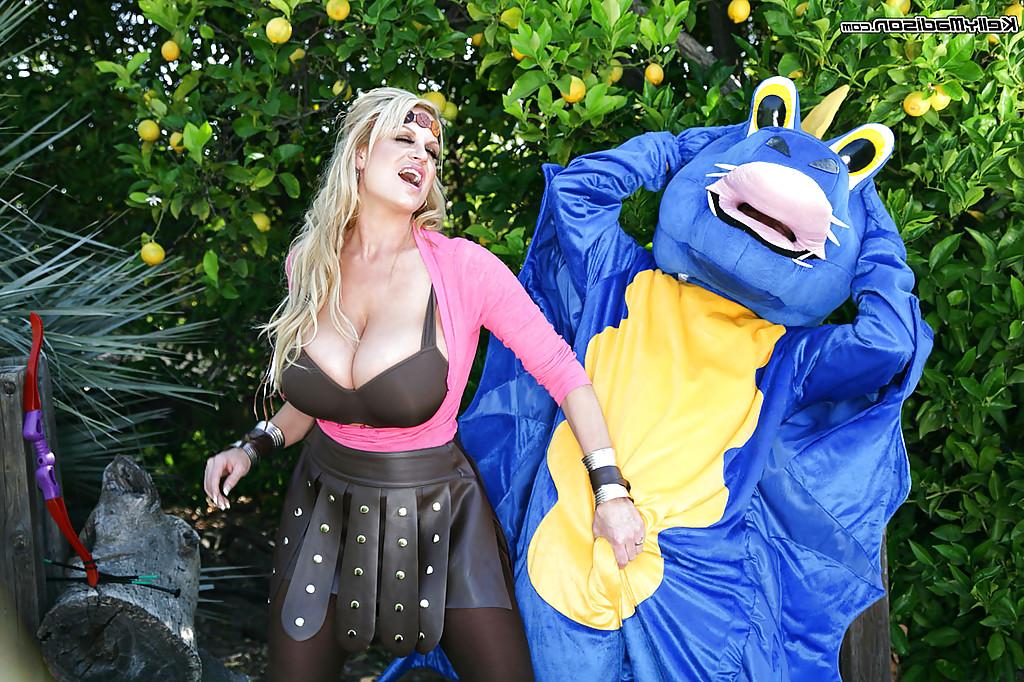 16P Outdoor blowjob done by an non nude amateur mature Kelly Madison