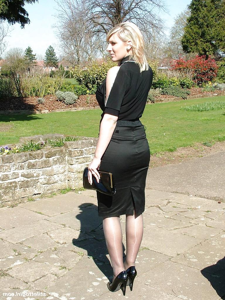 16P Non nude posing from an sexy babe Demi, who likes doing it outdoor