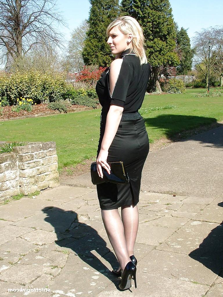 16P Non nude posing from an sexy babe Demi, who likes doing it outdoor