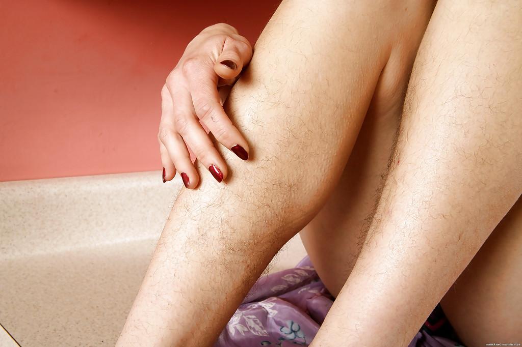 16P Aged hirsute lady Sunshine shows off her hairy cunt in the kitchen