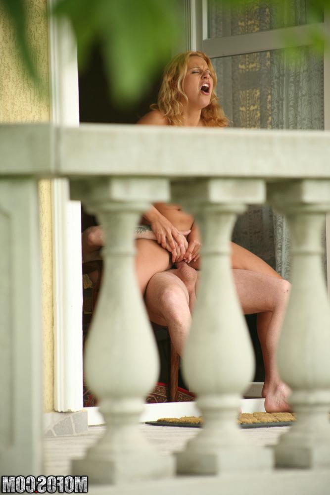 16P GFoxy lady loria Cruise gets caught on a voyeur video fucking outdoor