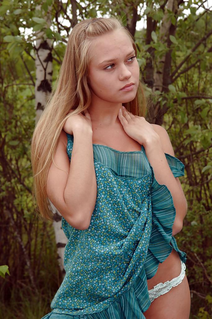 16P Cute teen babe Kari posing and masturbating her cunt outdoor