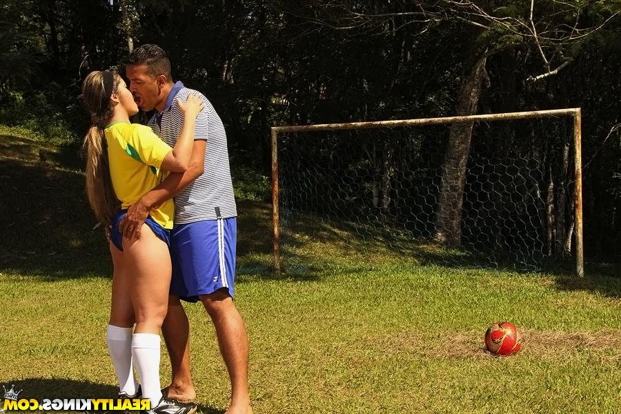 16P Sporty latina babe with big ass gets fucked and facialized outdoor