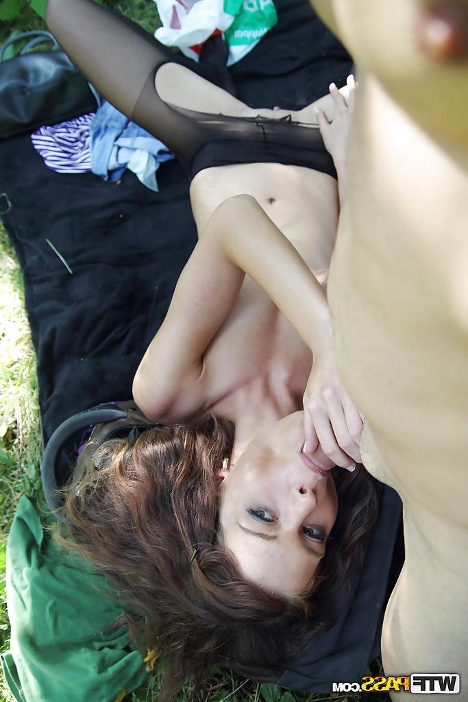 16P Nasty looking slut amateur Kelly pussy fucked deep outdoor