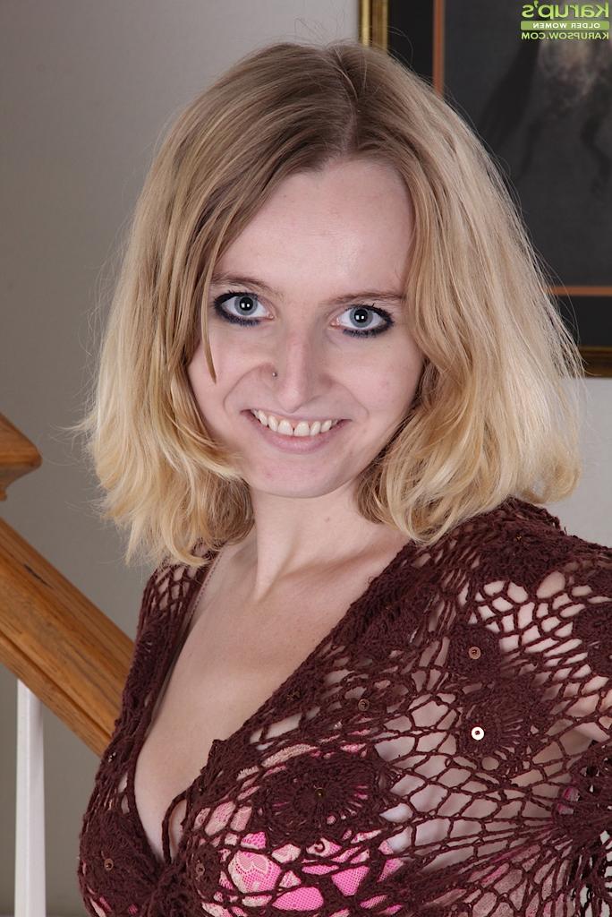16P Aged blonde woman Annabelle pulling down jeans to expose pink cunt