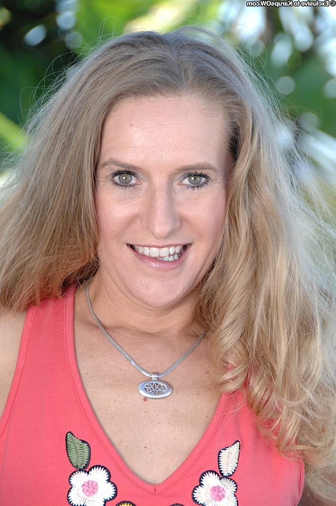 16P Mature lady Sara James revealing shaved pussy outdoors by swimming pool