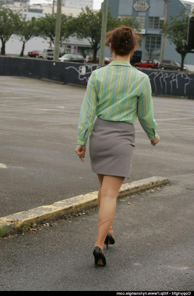 12P Filthy mature babe lifting up her skirt and teasing her cunt outdoor