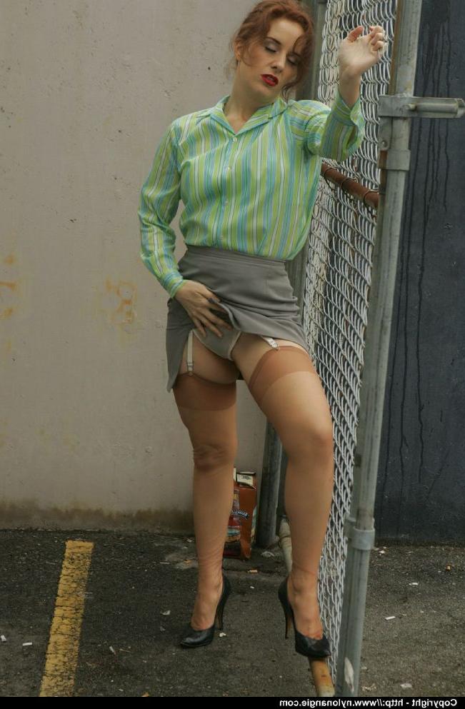 12P Filthy mature babe lifting up her skirt and teasing her cunt outdoor