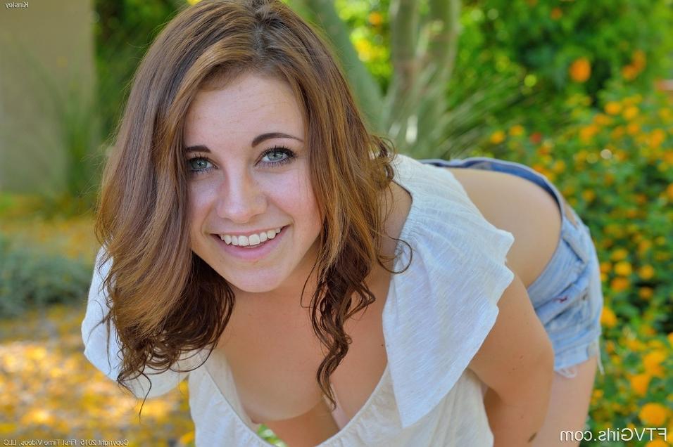 15P Gorgeous brunette teen slams a vegetable in her anus outdoors