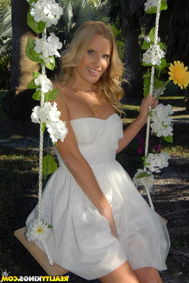 16P Milf babe Brianna Ray takes part in an outdoor posing scene