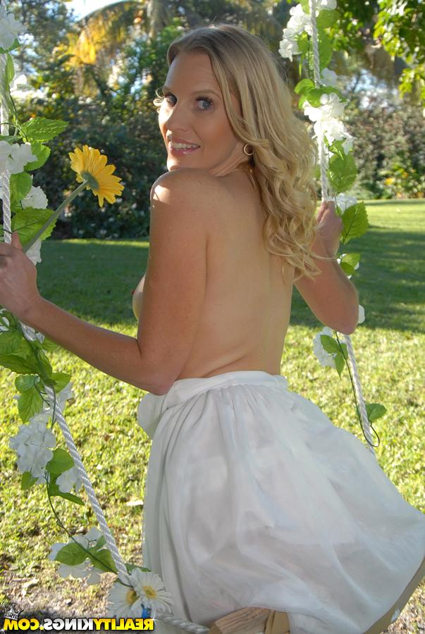 16P Milf babe Brianna Ray takes part in an outdoor posing scene